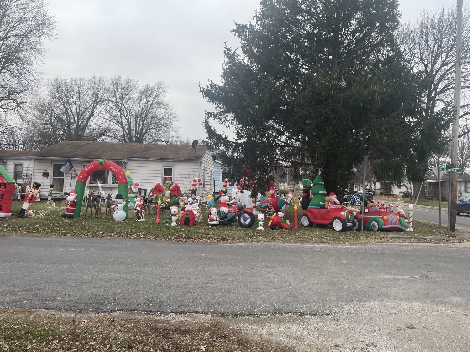 Crouch’s 2024, Christmas lights in Taylorville, IL (photo 3)