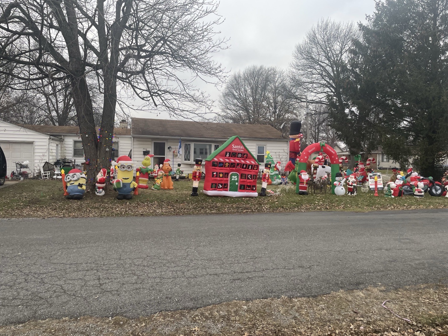 Crouch’s 2024, Christmas lights in Taylorville, IL (photo 4)