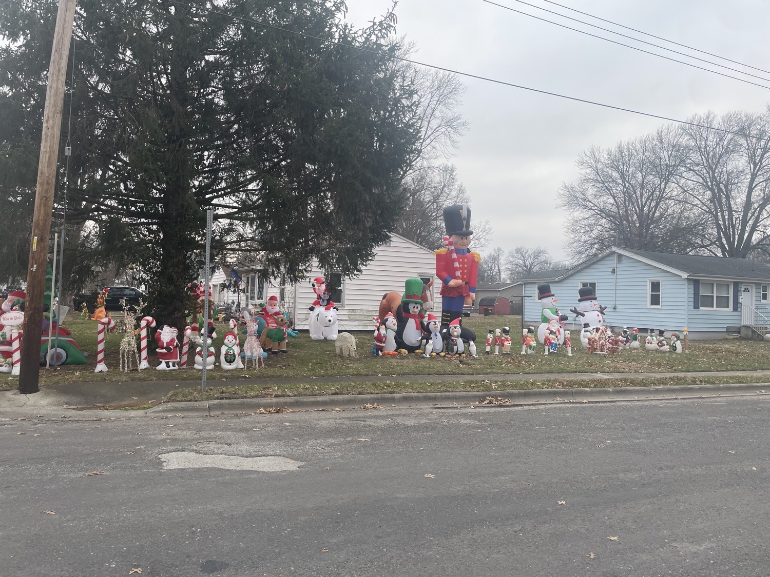 Crouch’s 2024, Christmas lights in Taylorville, IL (photo 5)