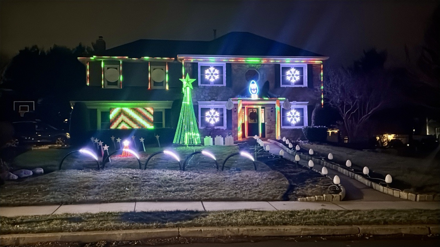 Lights on 105 (The Banks Family), Christmas lights in North Wales, PA (photo 1)