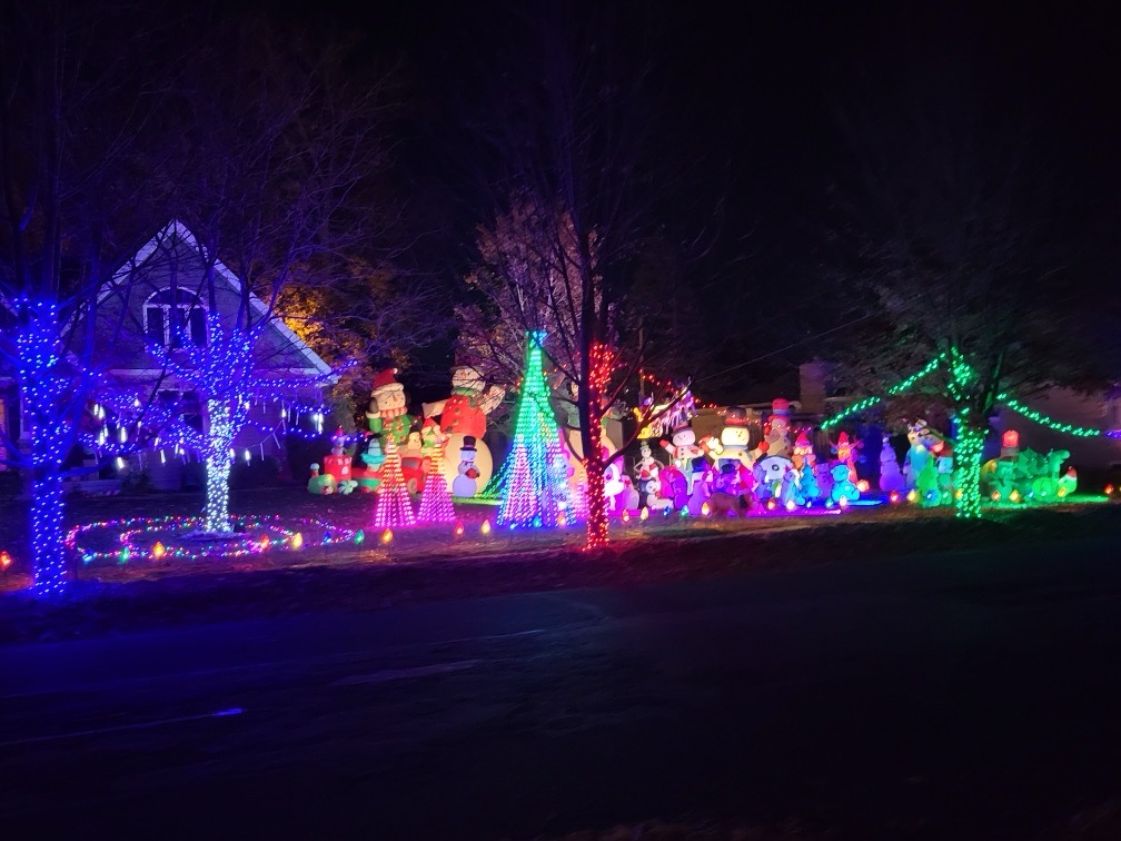 Slusses’ Holiday House, Christmas lights in Peru, IN (photo 4)