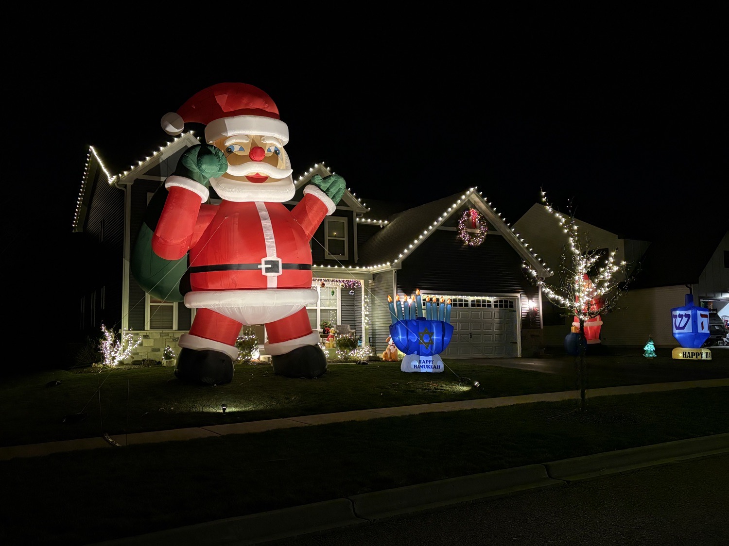 Chrismukkah, Christmas lights in Yorkville, IL (photo 2)