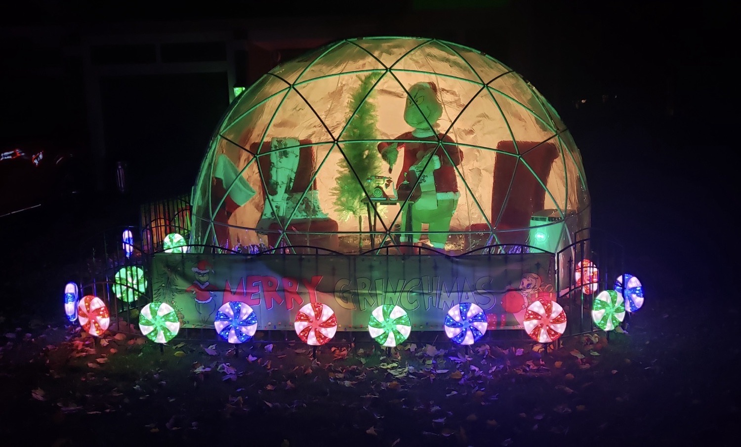 Come visit Santa and Mrs Claus in Gurnee, Christmas lights in Gurnee, IL (photo 1)