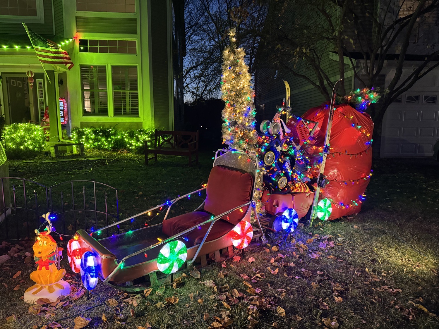 Come visit Santa and Mrs Claus in Gurnee, Christmas lights in Gurnee, IL (photo 2)