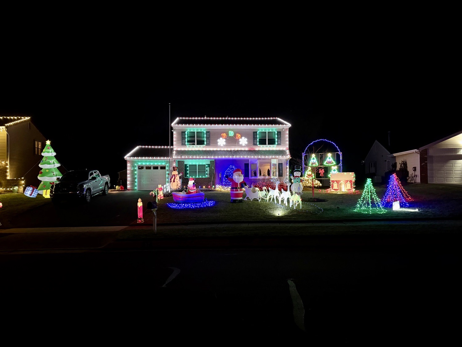 Hershey Court Lights, Christmas lights in Newtown, PA (photo 1)