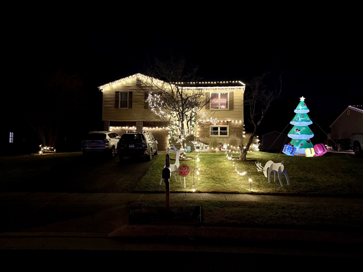 Hershey Court Lights, Christmas lights in Newtown, PA (photo 2)