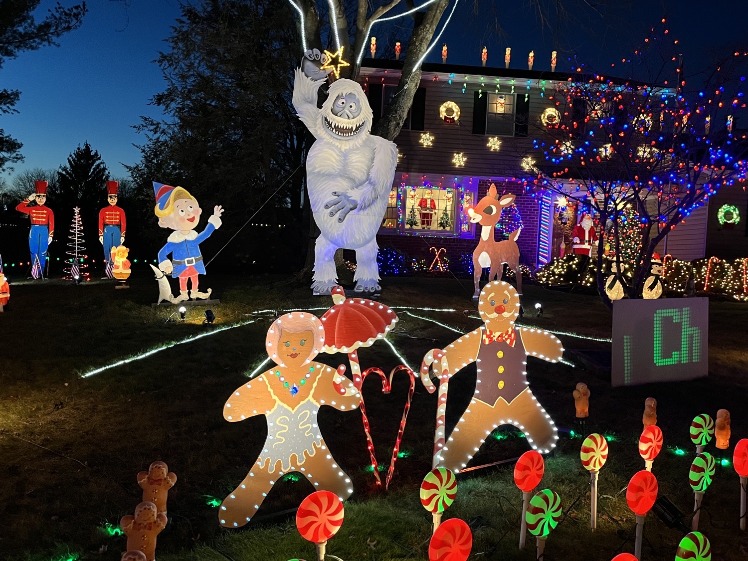 Walter’ Christmas, Christmas lights in Lansdale, PA (photo 4)