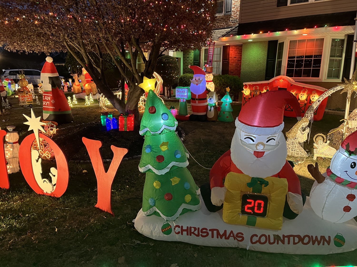 Christmas on Bennett, Christmas lights in Springfield, PA (photo 2)