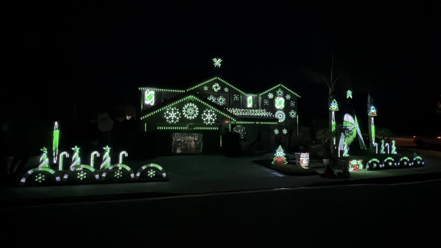 Darcy Light Show, Christmas lights in Murrieta, CA (photo 2)