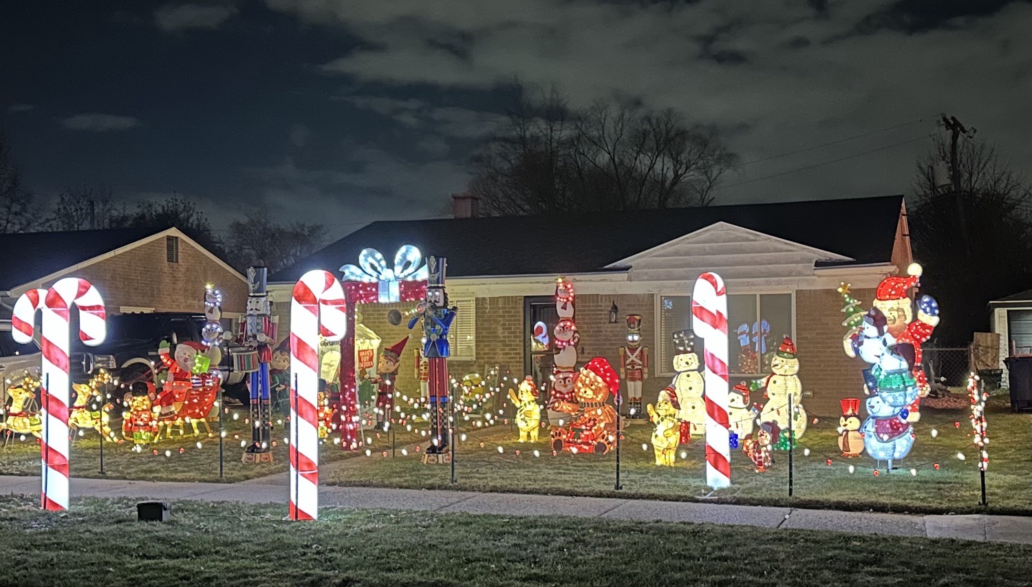 Fergusson Estate, Christmas lights in Westland, MI (photo 1)