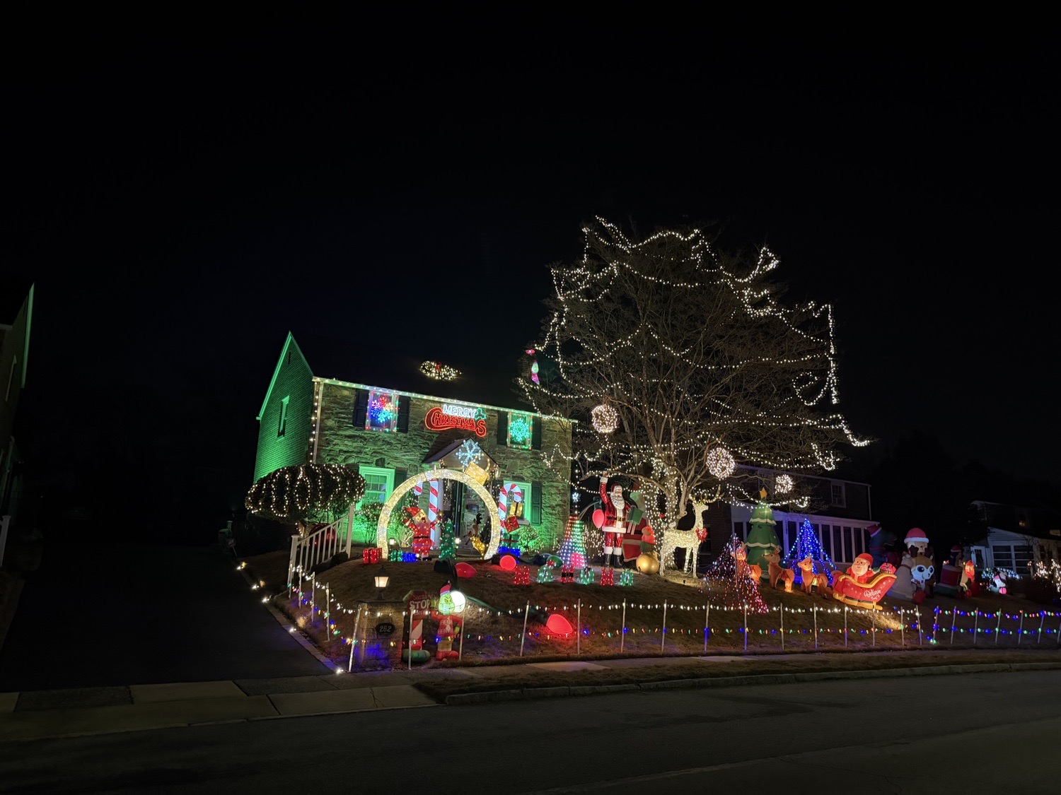 A Beaut On Beechwood!, Christmas lights in Springfield, PA (photo 1)