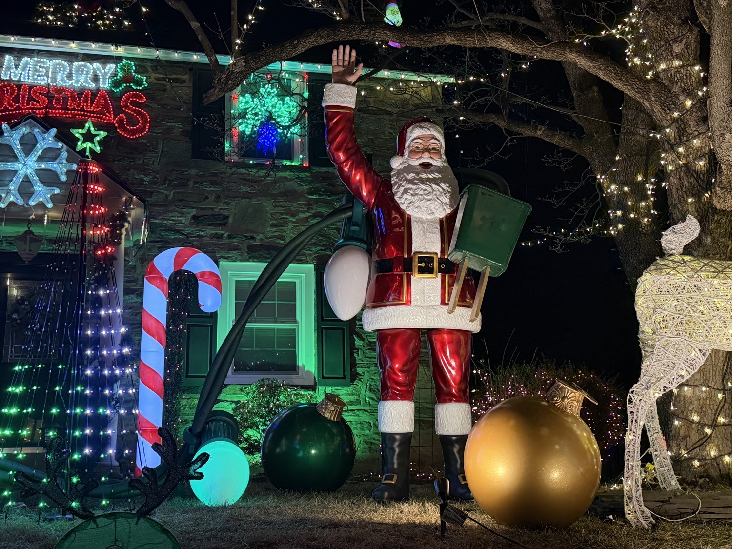A Beaut On Beechwood!, Christmas lights in Springfield, PA (photo 3)