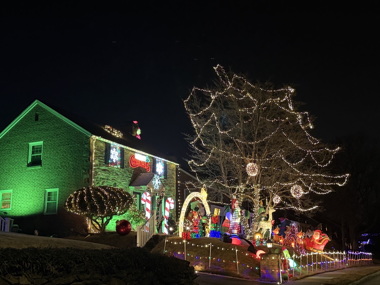 A Beaut On Beechwood!, Christmas lights in Springfield, PA (photo 4)