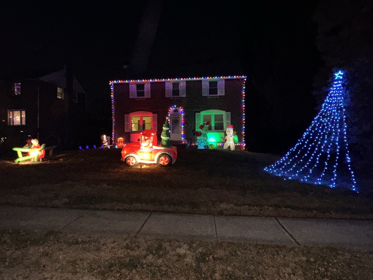 Valley View Village, Christmas lights in Springfield, PA (photo 1)
