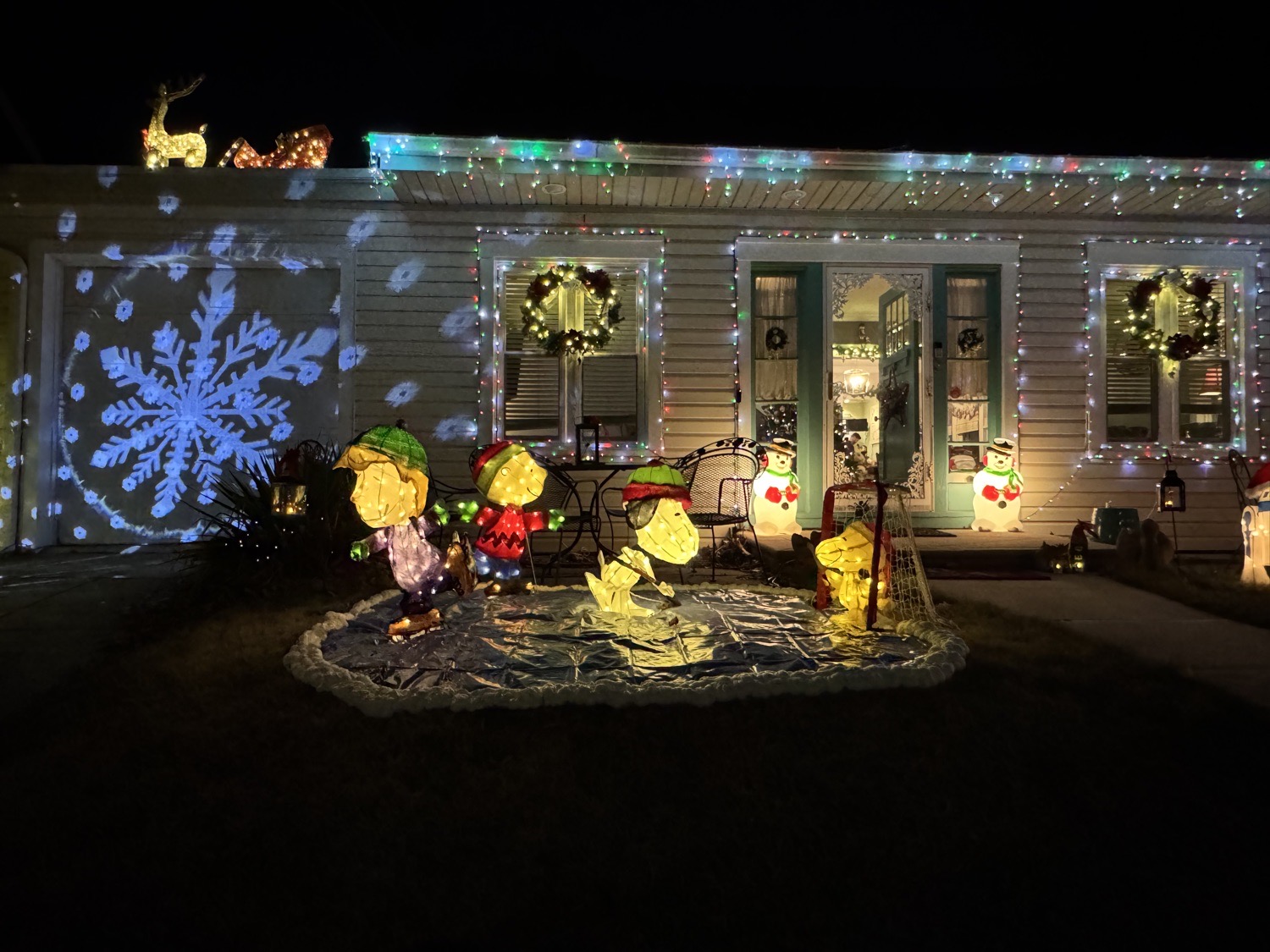 Snow Day on Taylor Ave. ❄️🏒⛸️, Christmas lights in Drexel Hill, PA (photo 4)