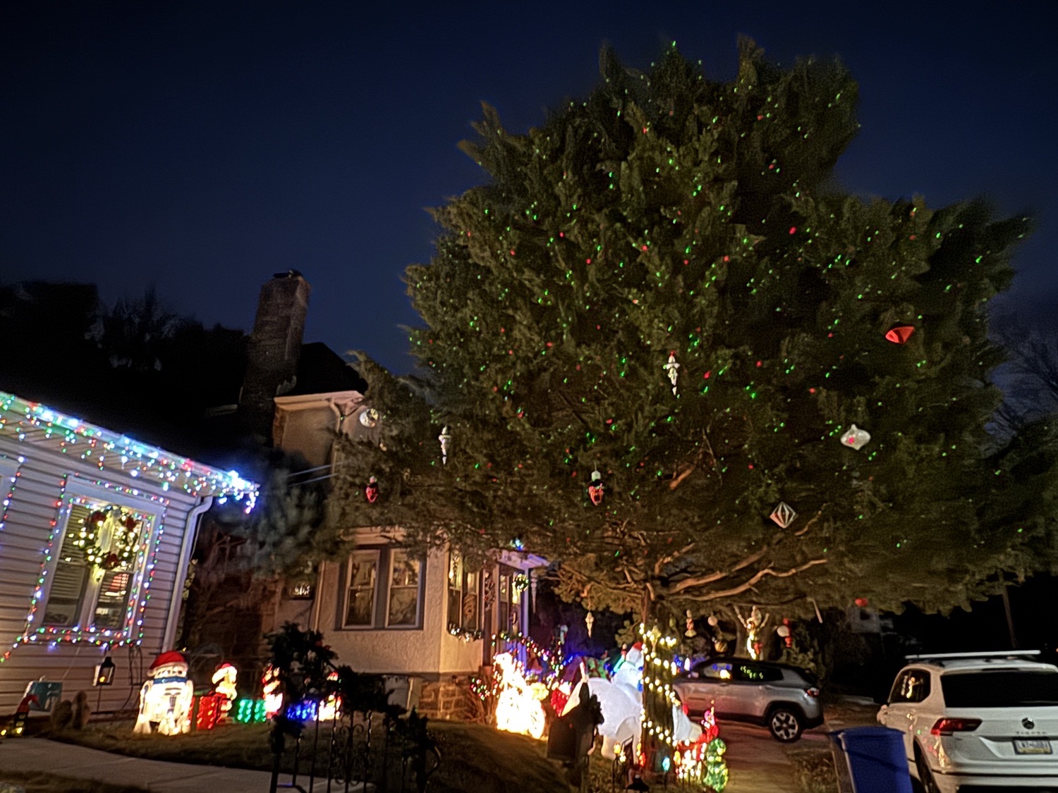 Snow Day on Taylor Ave. ❄️🏒⛸️, Christmas lights in Drexel Hill, PA (photo 5)
