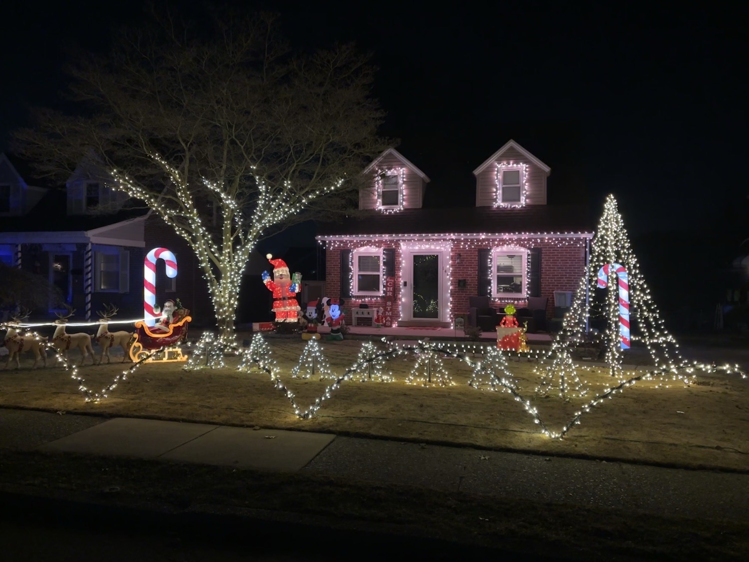 Light Show on Belmont Ave, Christmas lights in Folsom, PA (photo 1)
