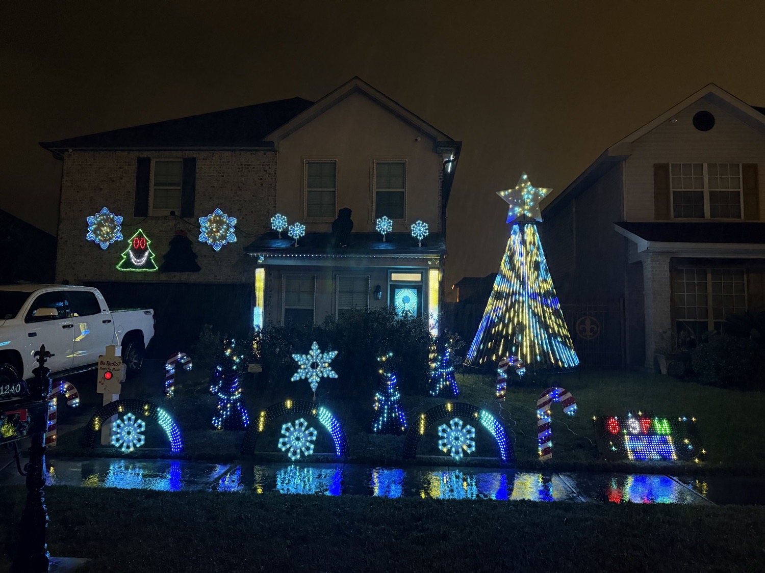 Lights On Burgess, Christmas lights in Marrero, LA (photo 1)