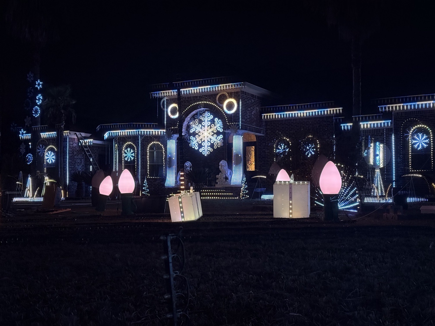 Lights on Daisy Vestry *Bui Family Free Light Show Biloxi*, Christmas lights in Biloxi, MS (photo 1)