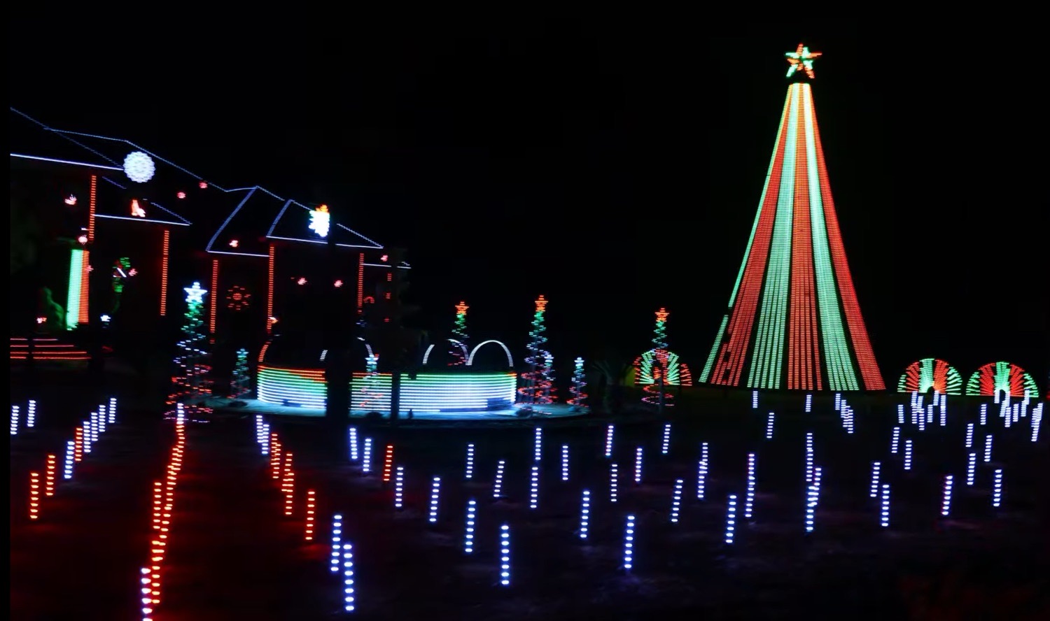 Lights on Daisy Vestry *Bui Family Free Light Show Biloxi*, Christmas lights in Biloxi, MS (photo 3)