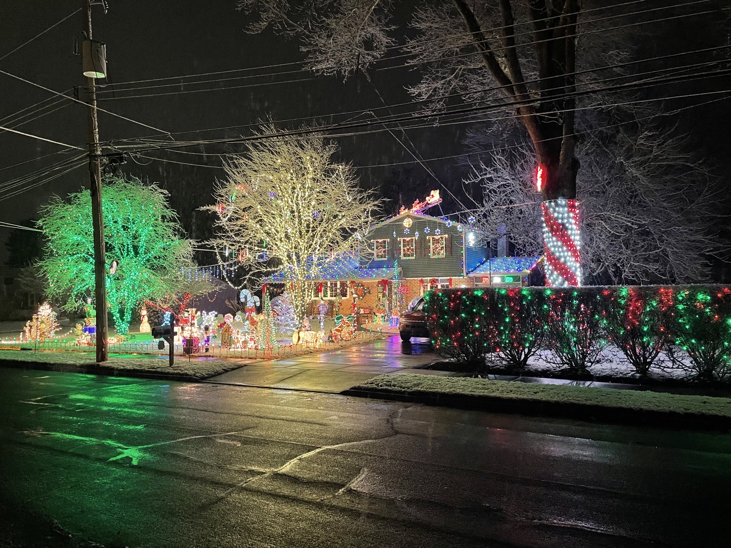 Lights On Cherokee, Christmas lights in New Britain, PA (photo 2)