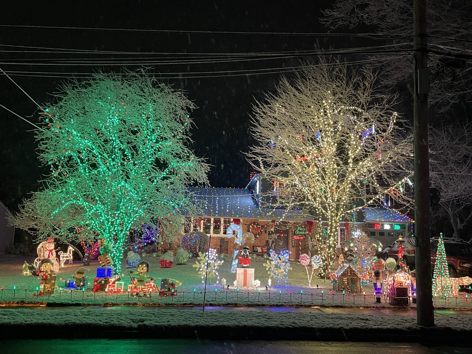 Lights On Cherokee, Christmas lights in New Britain, PA (photo 3)