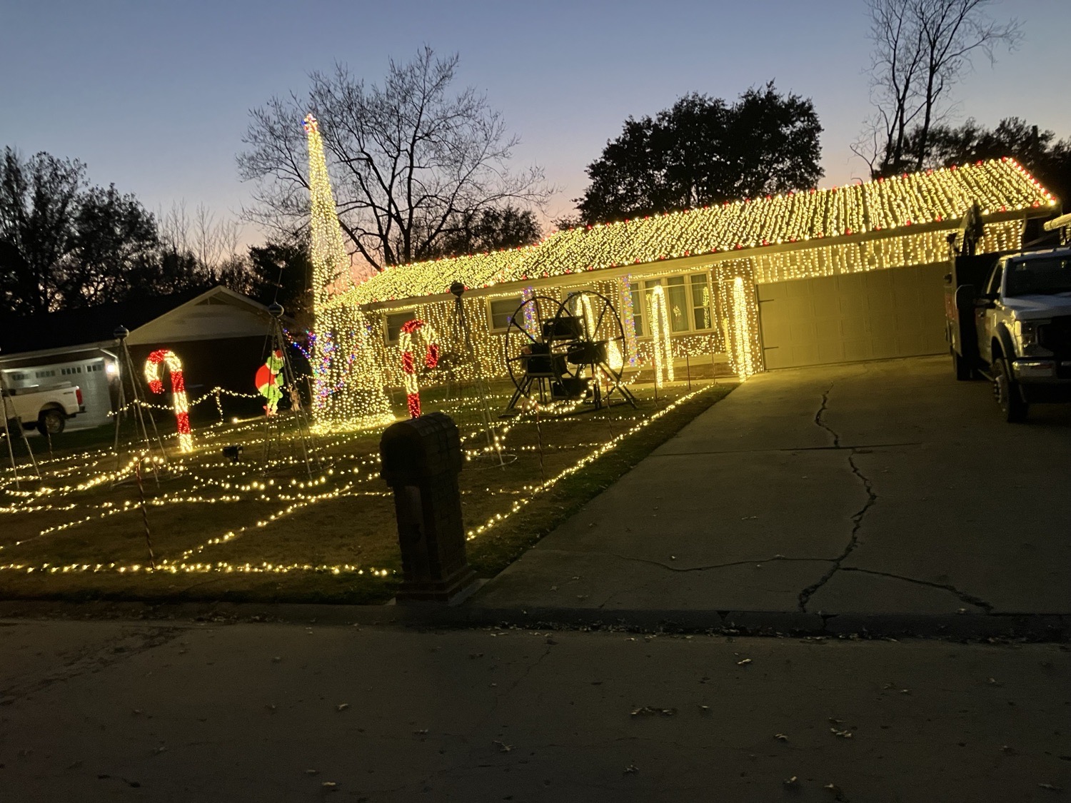 Sunrise Lights, Christmas lights in Highland, IL (photo 2)