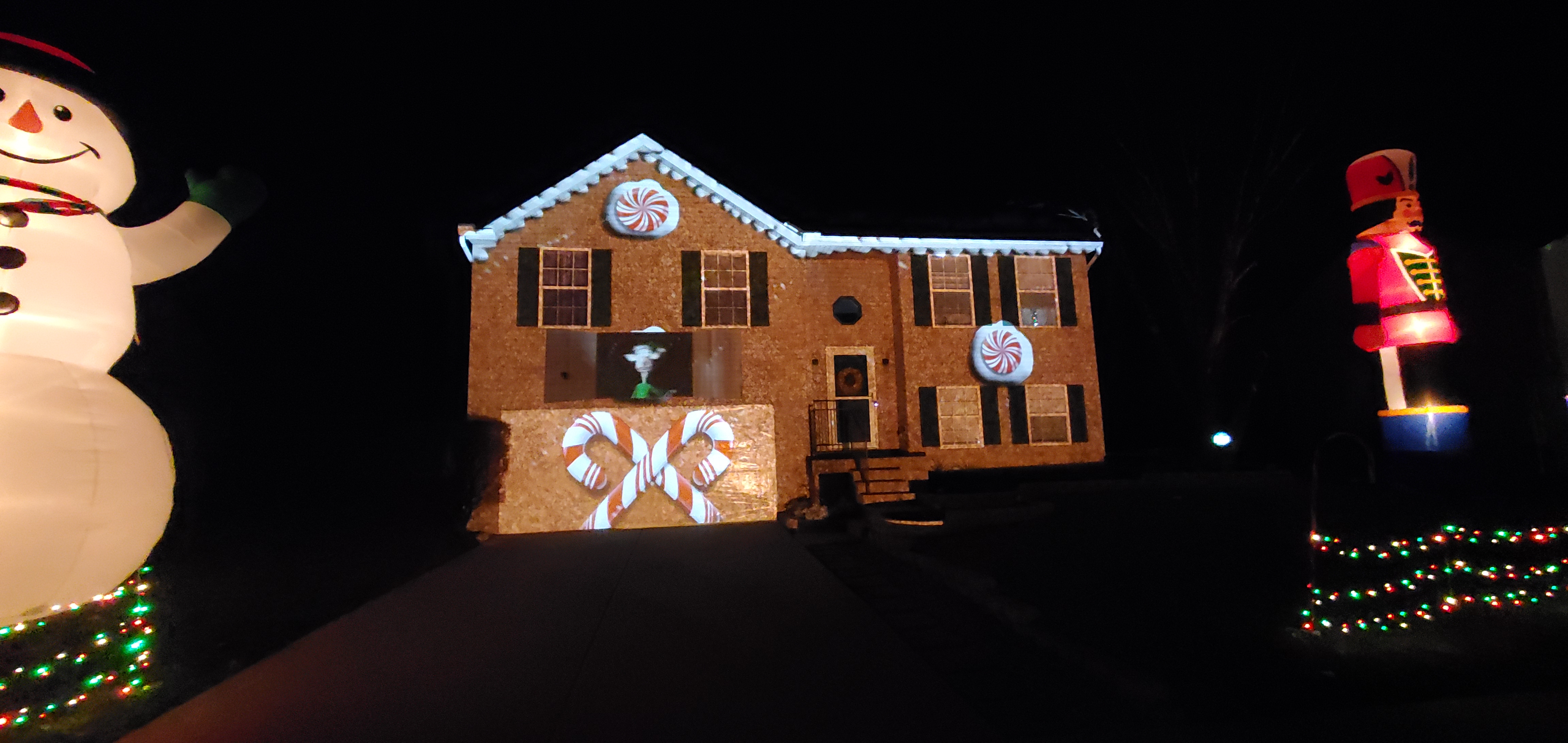 Moellers Projection Light Show, Christmas lights in Batavia, OH (photo 3)