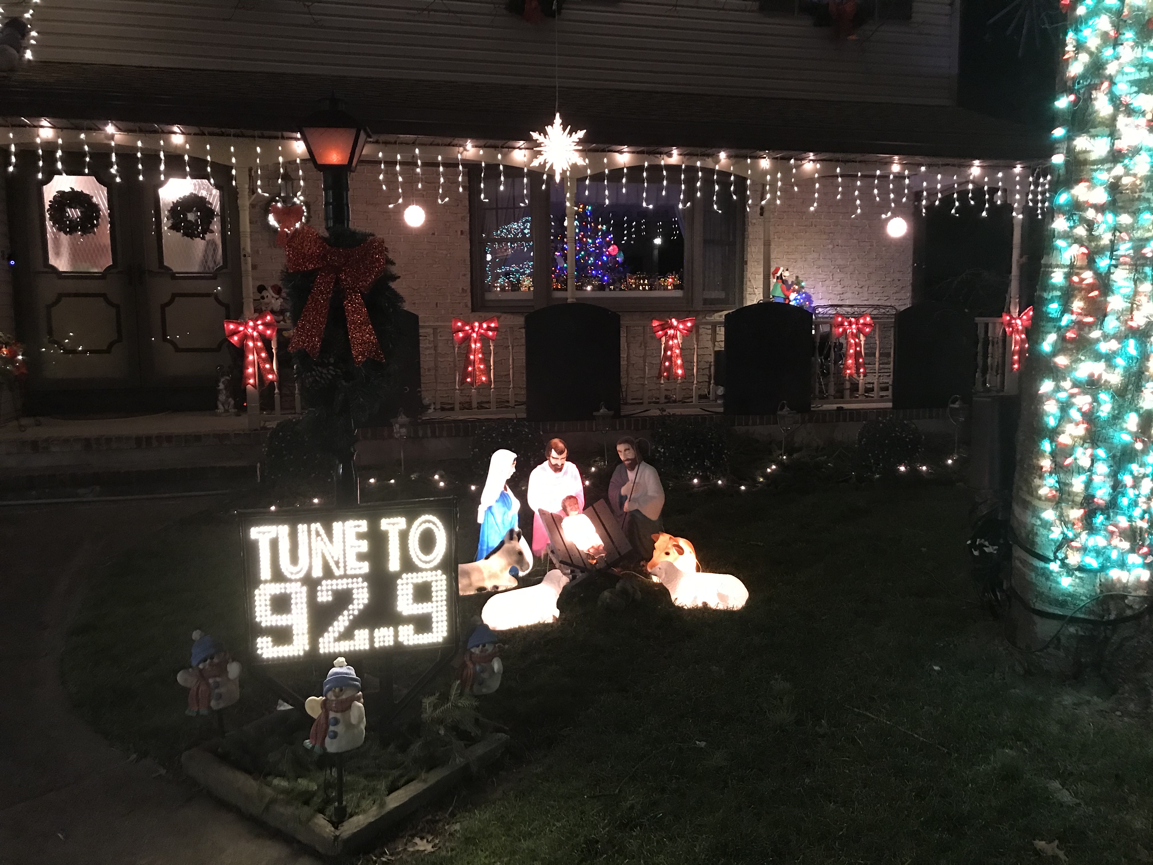 The BlnkingHouse, Christmas lights in Levittown, PA (photo 2)