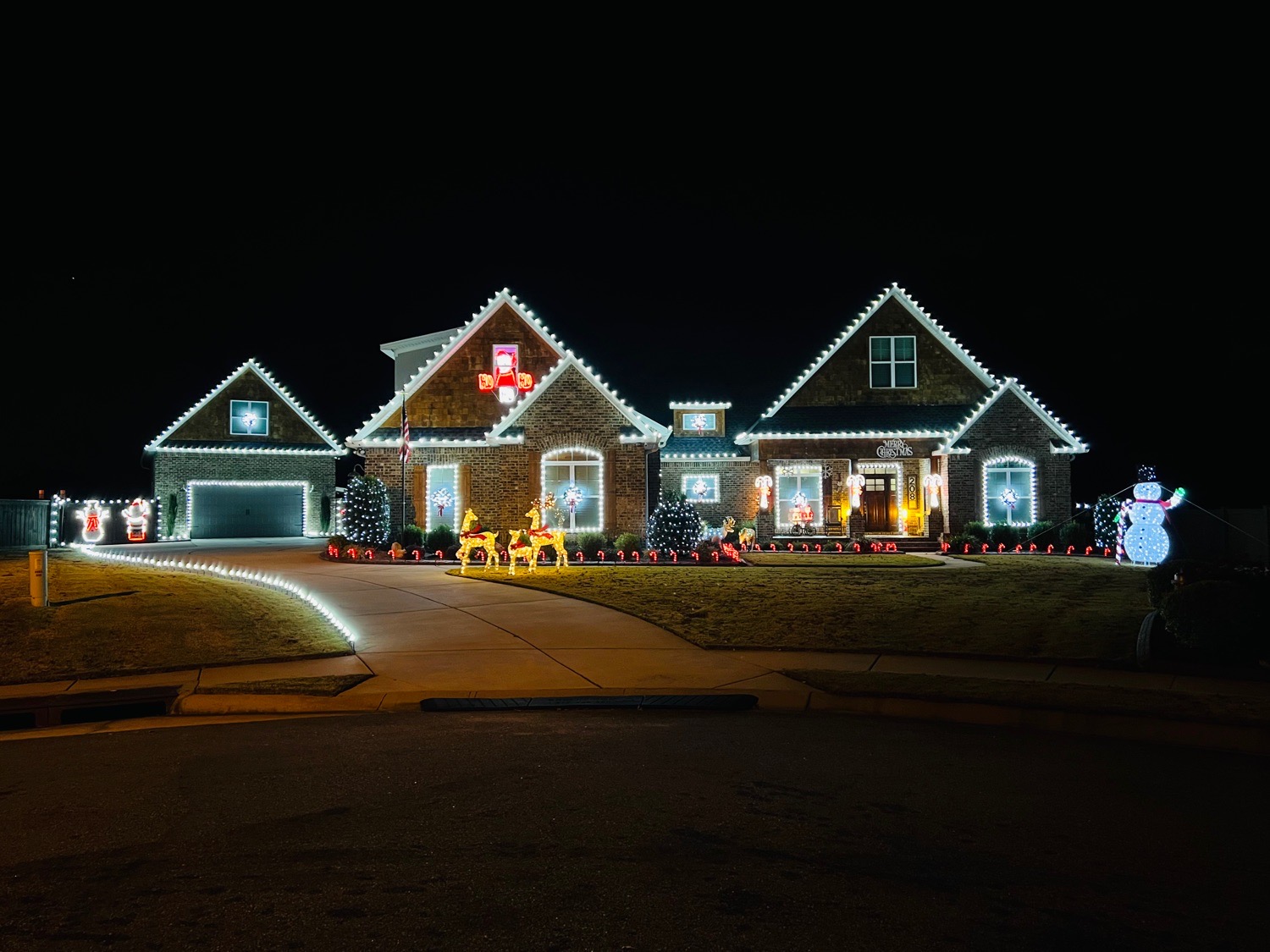 208 Lisa Marie Court, Christmas lights in Warner Robins, GA (photo 1)