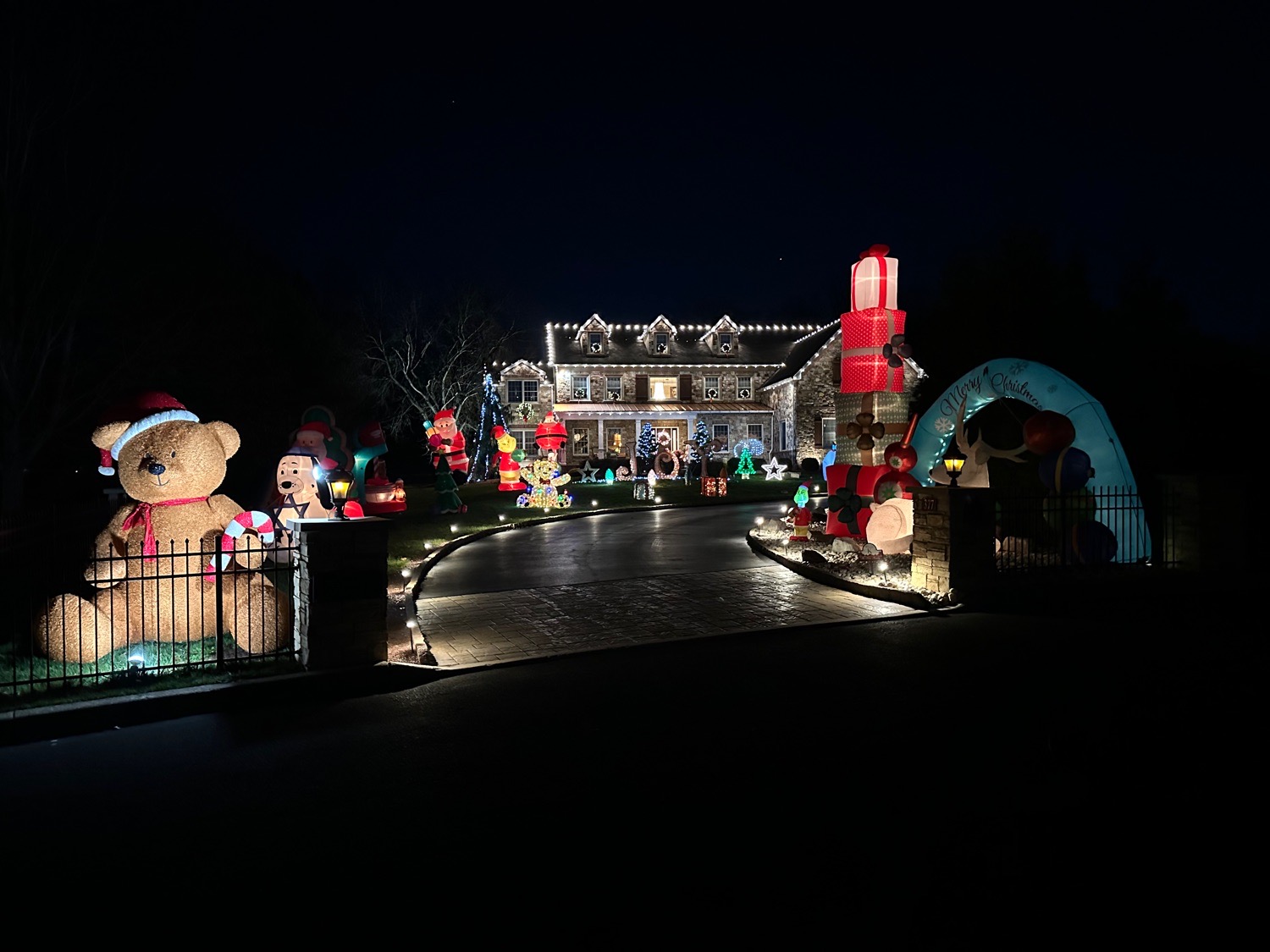 happy holidays 2023, Christmas lights in Ambler, PA (photo 1)