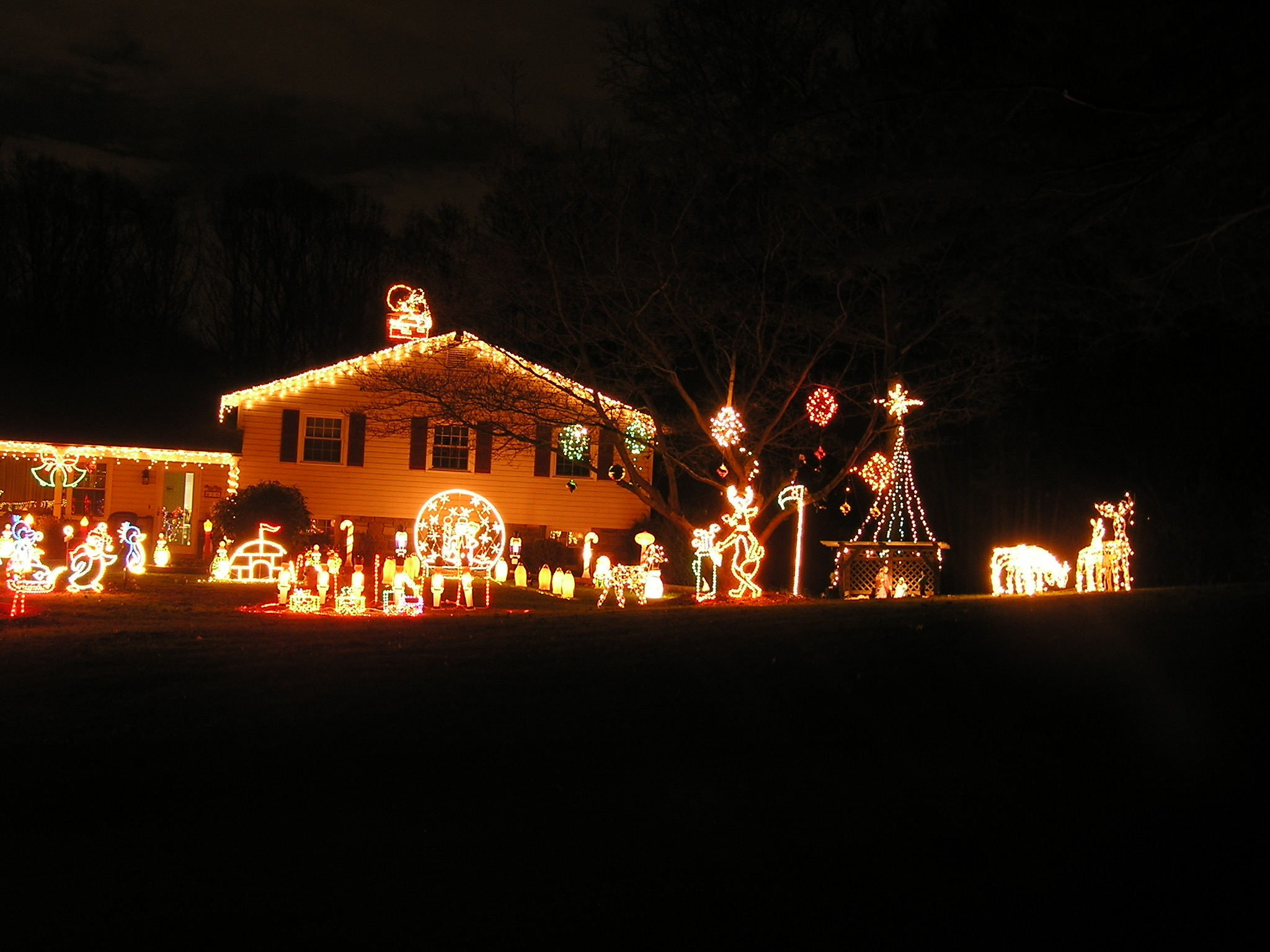E Glen Display, Christmas lights in Media, PA (photo 1)