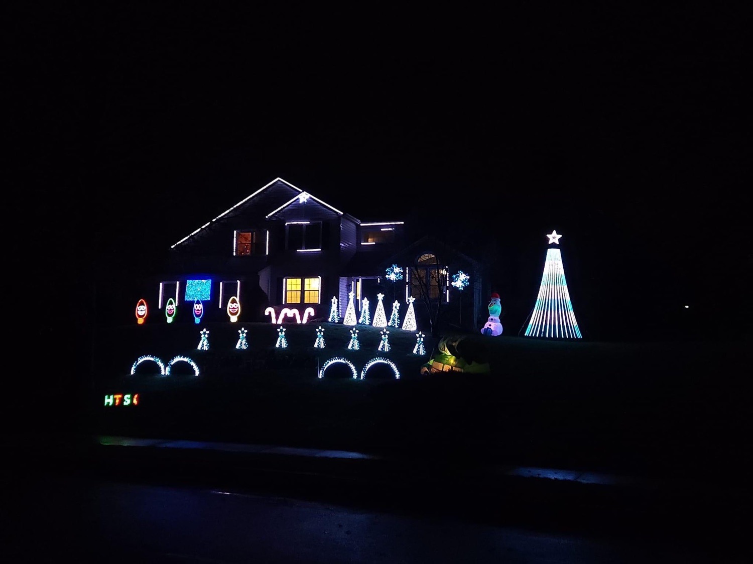 Lights on Peacock, Christmas lights in Norristown, PA (photo 2)