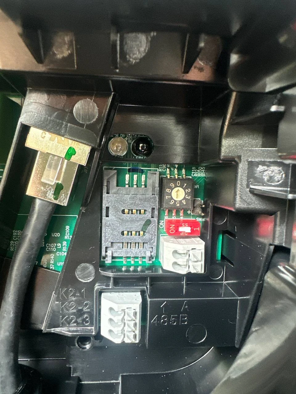 Ảnh thực tế núm rotary switch bên trong trụ sạc StarCharge Artemis, nằm cạnh DIP switch đỏ