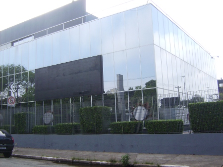Y&R — Fachada Principal