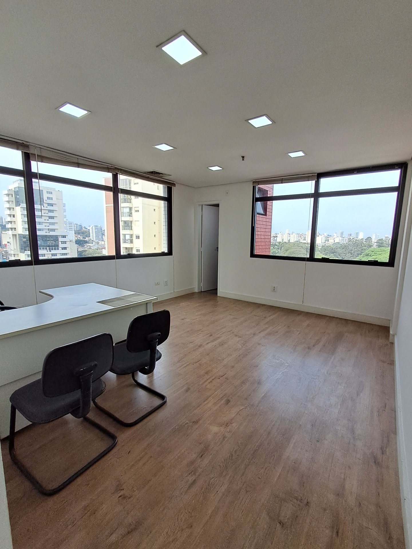 Sala Comercial Reformada - 43m² - 2 Vagas - Vista Panorâmica - Campo de Marte - Foto 1