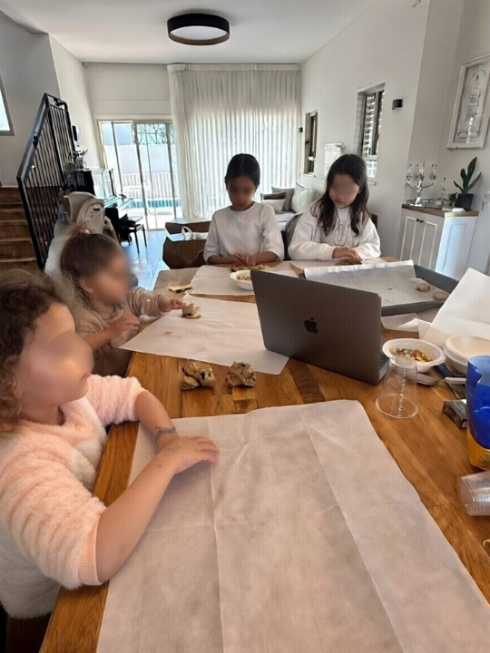 ילדות משתתפות בסדנת אפייה בזום מהבית