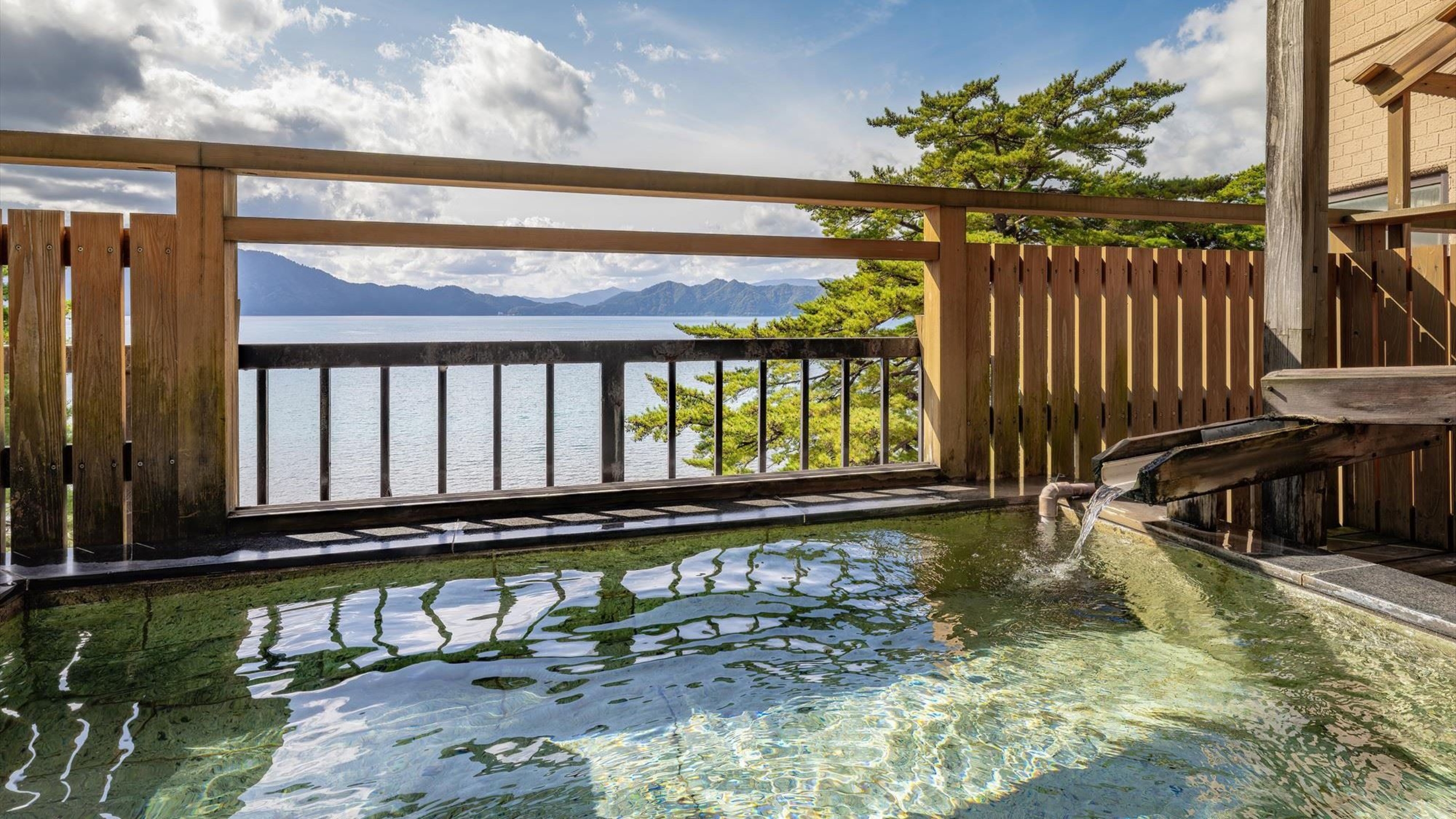 【湖畔浪漫の宿 かたくりの花】温泉旅館のサービススタッフ／「ありがとう」が直接届く。心温まるおもてなしの仕事