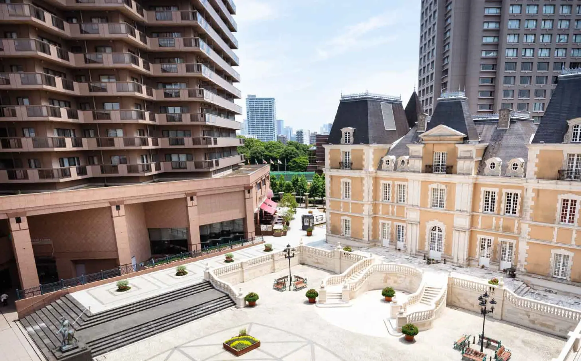 【全国】～建築系から内装領域への希望者歓迎／大型物件多数／1案件に対し2名以上の配置で就業環境向上／年間休日127日／基本的に水日祝の固定休～