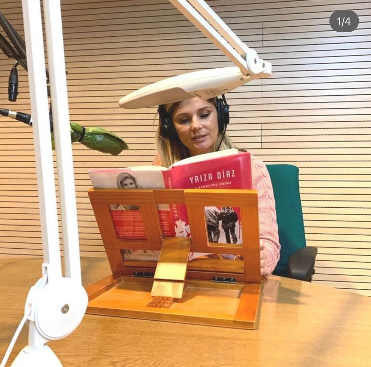 Yaiza Díaz durante la grabación del audiolibro para la ONCE