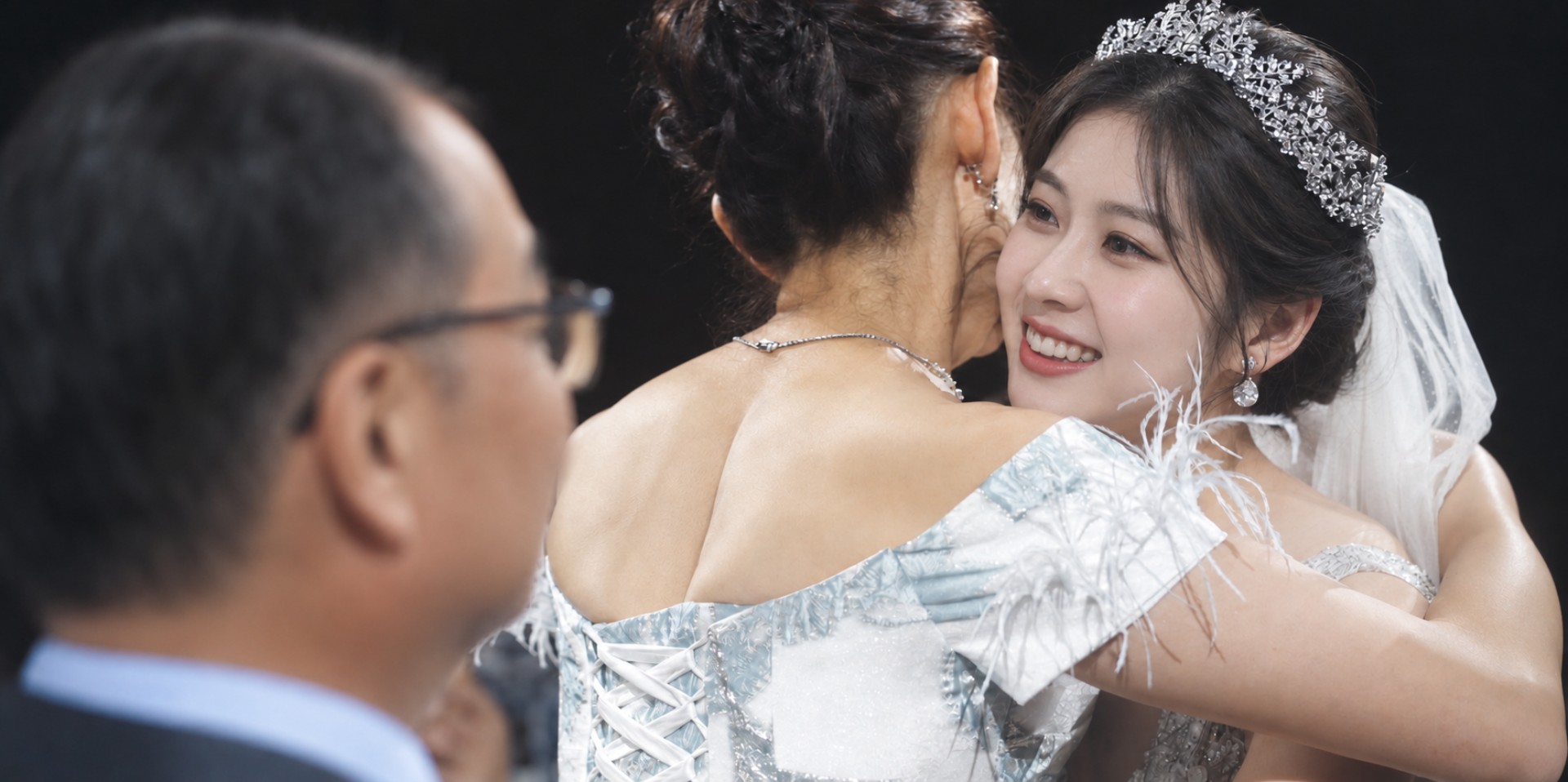 婚禮母女擁抱畫面