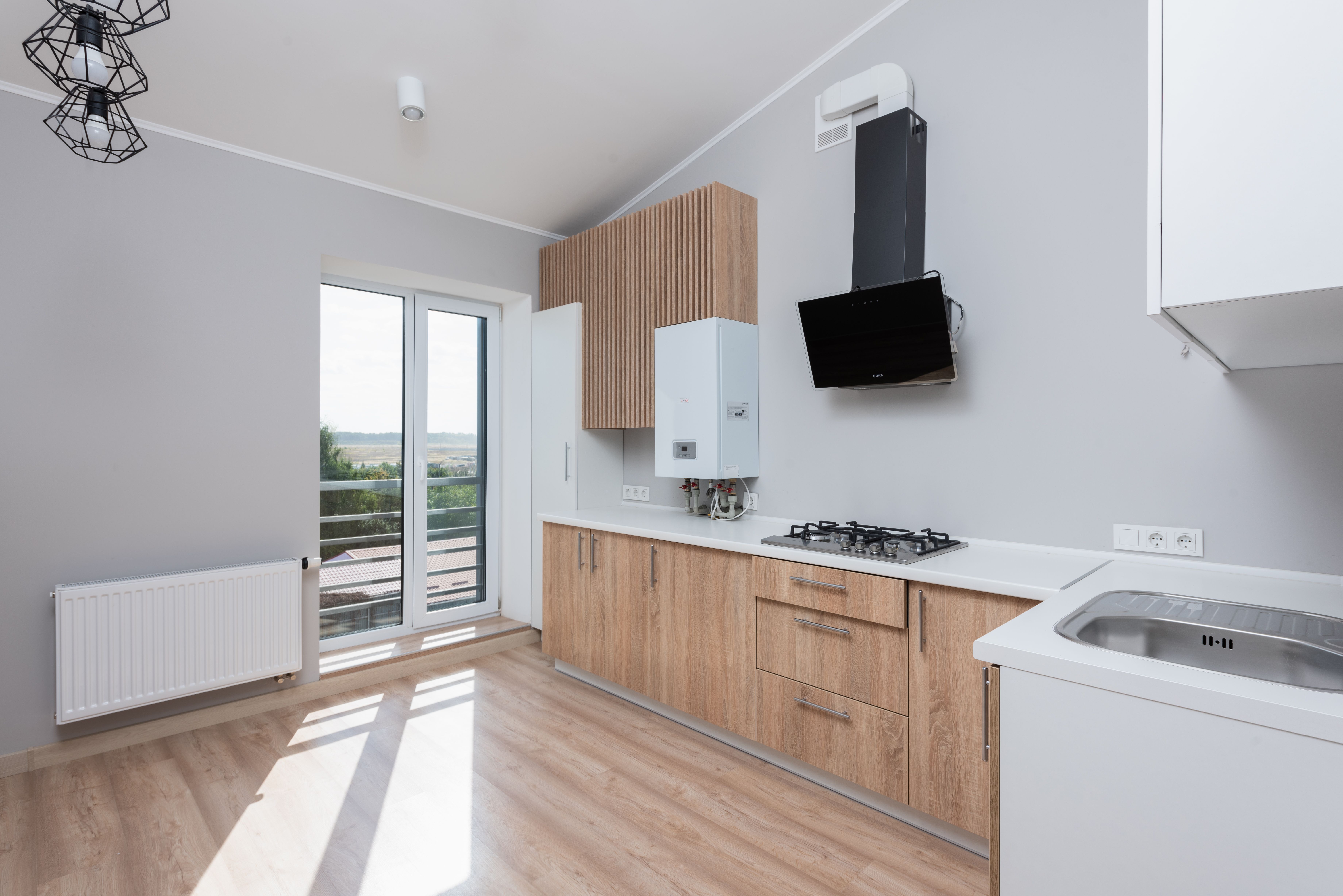 A minimalist kitchen with sleek, handleless cabinets featuring clean lines. The image should convey a modern, uncluttered aesthetic with integrated ha