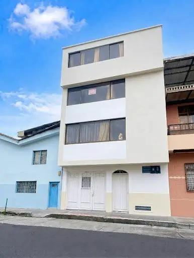 Casa con rentas en el barrio Linares