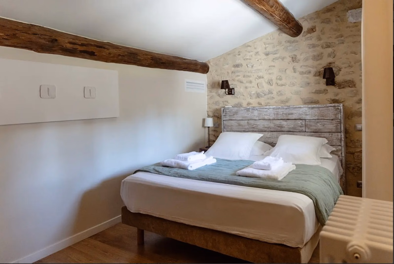 Queen bedroom in the Carignan cottage