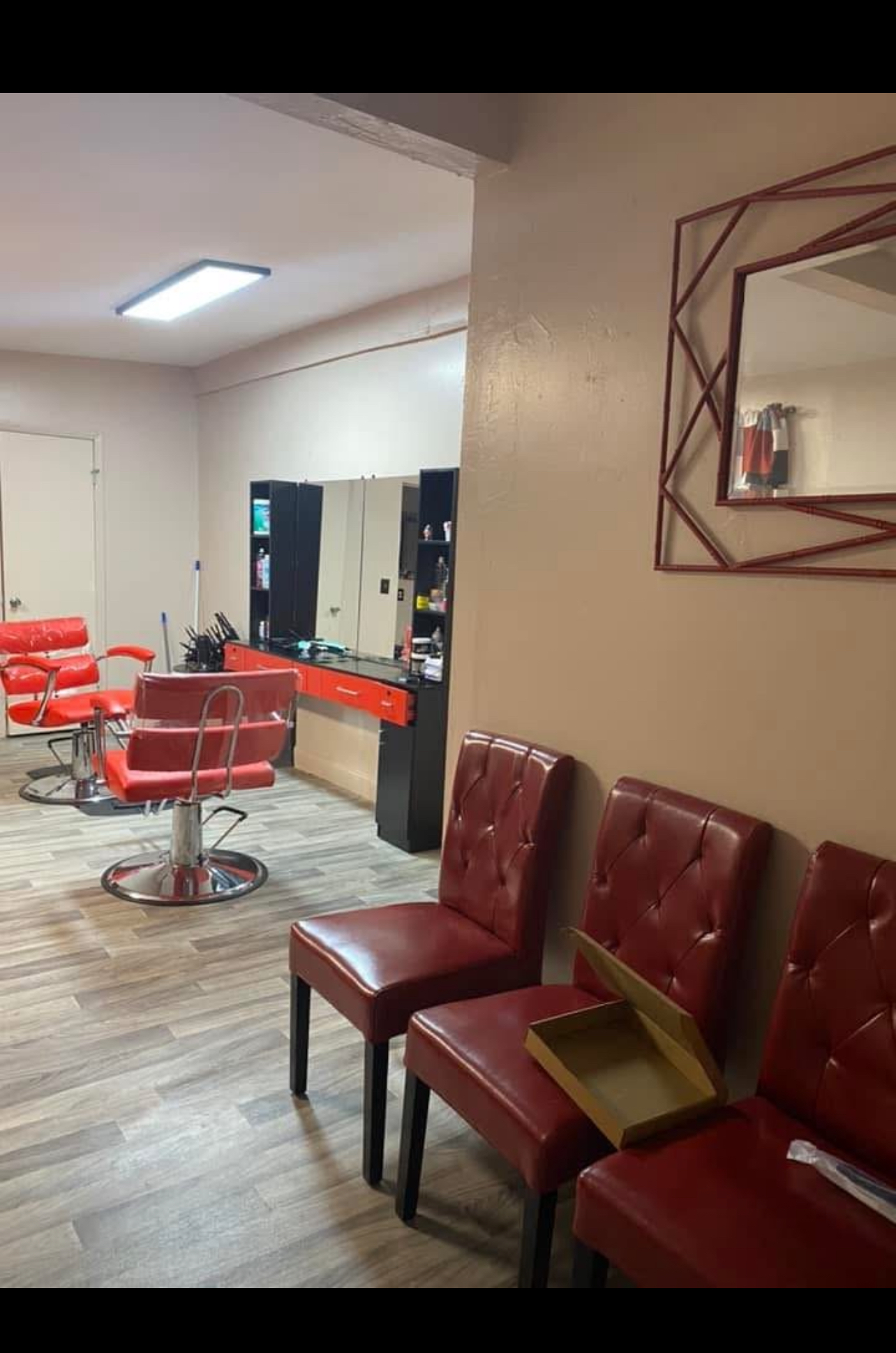 Ebonees Unisex Salon