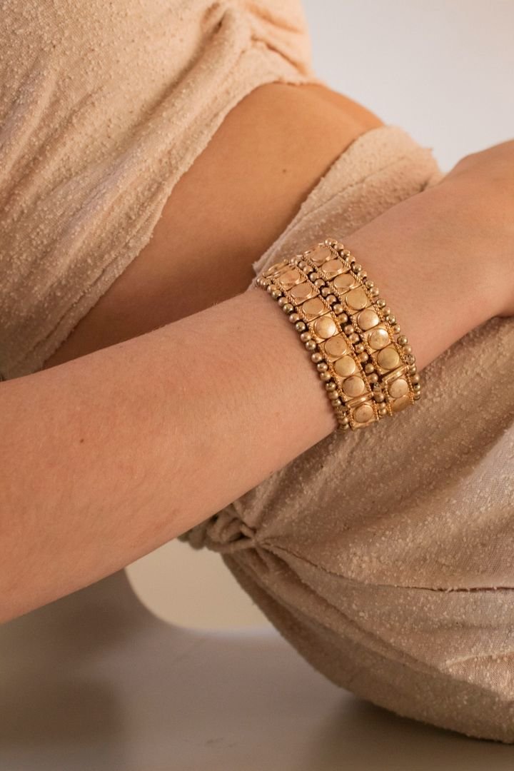 The Ultimate Guide to Pairing Women's Clothing with Trendy Accessories for a Chic Look