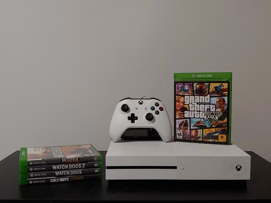 Xbox One S + Controllers + Games 