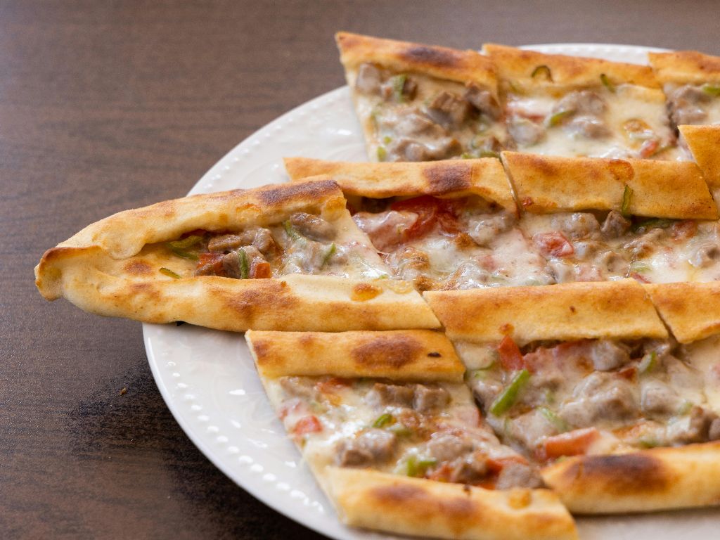 Kıymalı Kaşarlı Pide