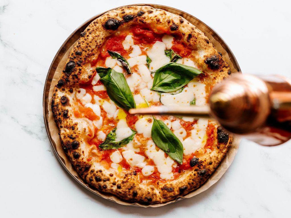 Pizza Margherita (Napoli Usulü)