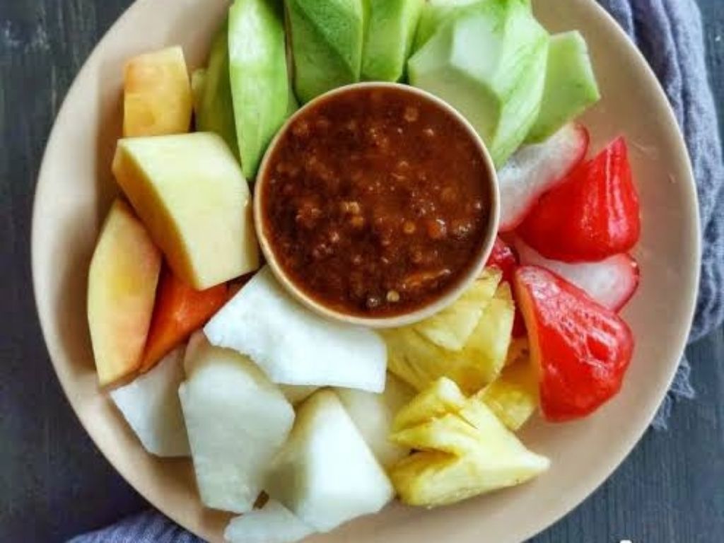Rujak (Baharatlı Meyve Salatası)